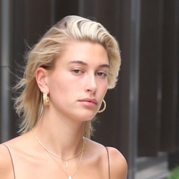 Hailey Baldwin vêtue d' une petite robe à fleurs sort d' un immeuble à New York Le 27 juillet 2018