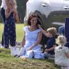 Le prince George de Cambridge avec sa mère la duchesse Catherine et sa soeur la princesse Charlotte le 10 juin 2018 au polo club de Beaufort à Tetbury.