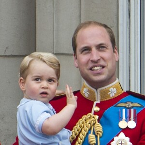 Le prince George de Cambridge dans les bras du prince William le 13 juin 2015 lors de la parade Trooping the Colour.