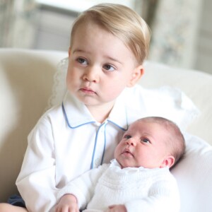 Le prince George et la princesse Charlotte de Cambridge adorables dans les premières photos (réalisées par Kate Middleton) révélées, en juin 2015, par le duc et la duchesse de Cambridge.