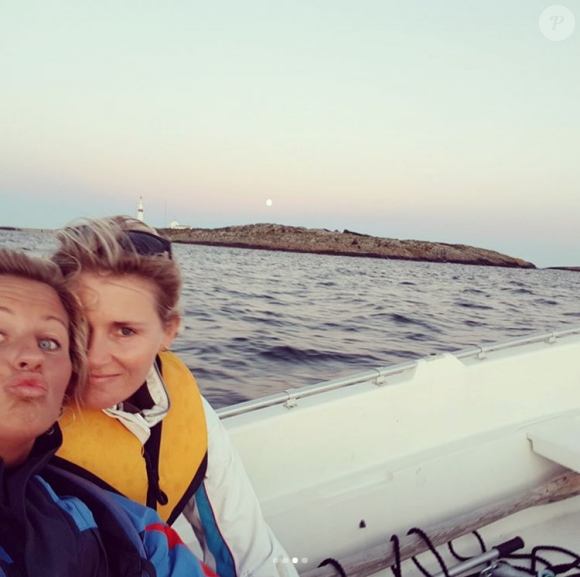 Vibeke Skofterud, championne du monde et championne olympique norvégienne de ski de fond, a été retrouvée morte à 38 ans le 29 juillet 2018 suite à un accident de jet-ski près d'Arendal. Sa compagne Marit Stenshorne (à droite) lui a dit adieu à travers un message poignant publié sur Instagram avec cette photo d'elles.