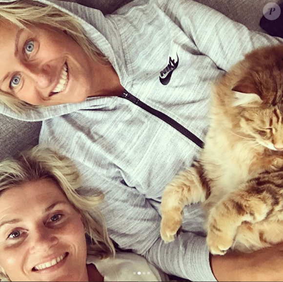 Vibeke Skofterud, championne du monde cet championne olympique norvégienne de ski de fond, a été retrouvée morte à 38 ans le 29 juillet 2018 suite à un accident de jet-ski près d'Arendal. Sa compagne Marit Stenshorne (en bas) lui a dit adieu à travers un message poignant publié sur Instagram avec cette photo d'elles.