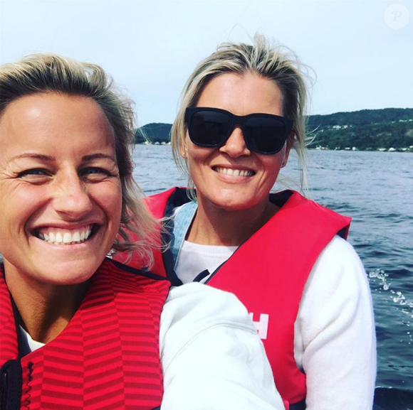 Vibeke Skofterud (à gauche), championne du monde et championne olympique norvégienne de ski de fond, a été retrouvée morte à 38 ans le 29 juillet 2018 suite à un accident de jet-ski près d'Arendal. Photo Instagram : le 24 juin 2018 avec sa compagne Marit Stenshorne.