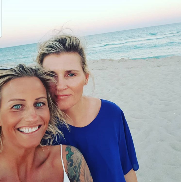 Vibeke Skofterud (à gauche dans cette photo Instagram du 30 juin 2018 avec sa compagne Marit Stenshorne), championne du monde et championne olympique norvégienne de ski de fond, a été retrouvée morte à 38 ans le 29 juillet 2018 suite à un accident de jet-ski près d'Arendal.