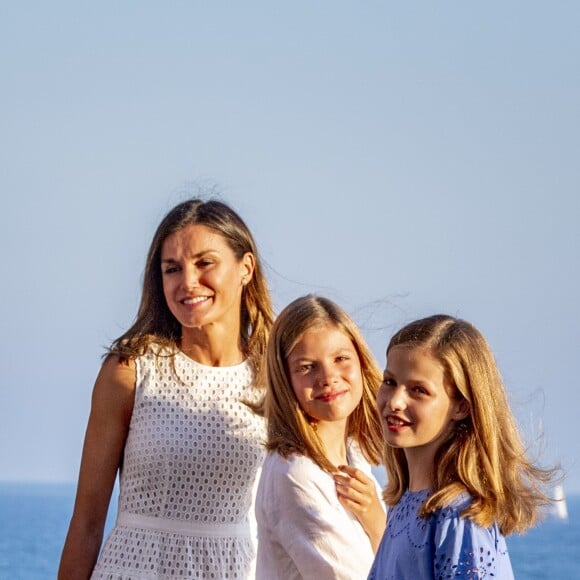 Le roi Felipe VI, la reine Letizia et leurs filles la princesse Leonor des Asturies (robe bleue) et l'infante Sofia ont rencontré les médias le 29 juillet 2018 au palais royal de la Almudaina à Palma de Majorque lors de leur traditionnel rendez-vous à l'occasion du début de leurs vacances d'été.