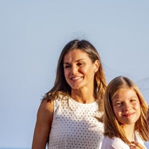 Le roi Felipe VI, la reine Letizia et leurs filles la princesse Leonor des Asturies (robe bleue) et l'infante Sofia ont rencontré les médias le 29 juillet 2018 au palais royal de la Almudaina à Palma de Majorque lors de leur traditionnel rendez-vous à l'occasion du début de leurs vacances d'été.