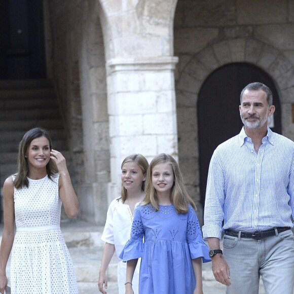 Le roi Felipe VI, la reine Letizia et leurs filles la princesse Leonor des Asturies (robe bleue) et l'infante Sofia ont rencontré les médias le 29 juillet 2018 au palais royal de la Almudaina à Palma de Majorque lors de leur traditionnel rendez-vous à l'occasion du début de leurs vacances d'été.