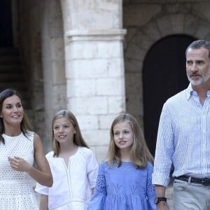 Le roi Felipe VI, la reine Letizia et leurs filles la princesse Leonor des Asturies (robe bleue) et l'infante Sofia ont rencontré les médias le 29 juillet 2018 au palais royal de la Almudaina à Palma de Majorque lors de leur traditionnel rendez-vous à l'occasion du début de leurs vacances d'été.