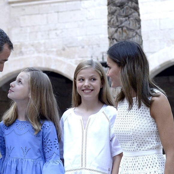 Le roi Felipe VI, la reine Letizia et leurs filles la princesse Leonor des Asturies (robe bleue) et l'infante Sofia ont rencontré les médias le 29 juillet 2018 au palais royal de la Almudaina à Palma de Majorque lors de leur traditionnel rendez-vous à l'occasion du début de leurs vacances d'été.