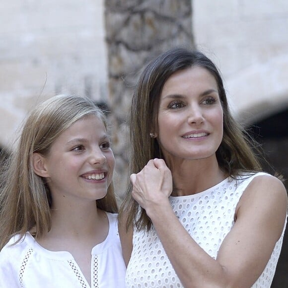 Le roi Felipe VI, la reine Letizia et leurs filles la princesse Leonor des Asturies (robe bleue) et l'infante Sofia ont rencontré les médias le 29 juillet 2018 au palais royal de la Almudaina à Palma de Majorque lors de leur traditionnel rendez-vous à l'occasion du début de leurs vacances d'été.