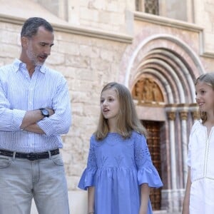 Le roi Felipe VI, la reine Letizia et leurs filles la princesse Leonor des Asturies (robe bleue) et l'infante Sofia ont rencontré les médias le 29 juillet 2018 au palais royal de la Almudaina à Palma de Majorque lors de leur traditionnel rendez-vous à l'occasion du début de leurs vacances d'été.