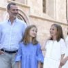Le roi Felipe VI d'Espagne, la reine Letizia et leurs filles la princesse Leonor des Asturies (robe bleue) et l'infante Sofia ont rencontré les médias le 29 juillet 2018 au palais royal de la Almudaina à Palma de Majorque lors de leur traditionnel rendez-vous à l'occasion du début de leurs vacances d'été.