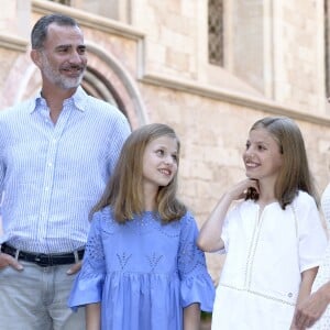 Le roi Felipe VI d'Espagne, la reine Letizia et leurs filles la princesse Leonor des Asturies (robe bleue) et l'infante Sofia ont rencontré les médias le 29 juillet 2018 au palais royal de la Almudaina à Palma de Majorque lors de leur traditionnel rendez-vous à l'occasion du début de leurs vacances d'été.