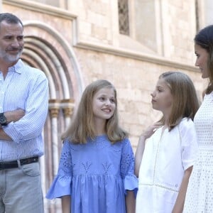 Le roi Felipe VI, la reine Letizia et leurs filles la princesse Leonor des Asturies (robe bleue) et l'infante Sofia ont rencontré les médias le 29 juillet 2018 au palais royal de la Almudaina à Palma de Majorque lors de leur traditionnel rendez-vous à l'occasion du début de leurs vacances d'été.