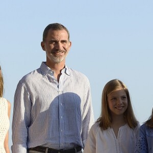 Le roi Felipe VI, la reine Letizia et leurs filles la princesse Leonor des Asturies (robe bleue) et l'infante Sofia ont rencontré les médias le 29 juillet 2018 au palais royal de la Almudaina à Palma de Majorque lors de leur traditionnel rendez-vous à l'occasion du début de leurs vacances d'été.