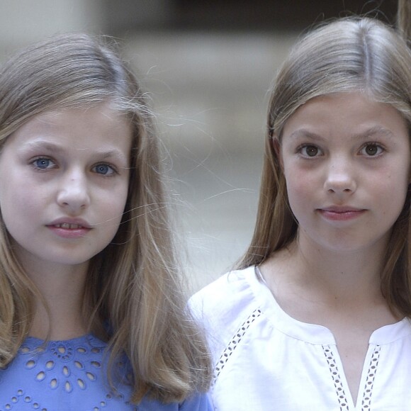 Le roi Felipe VI, la reine Letizia et leurs filles la princesse Leonor des Asturies (robe bleue) et l'infante Sofia ont rencontré les médias le 29 juillet 2018 au palais royal de la Almudaina à Palma de Majorque lors de leur traditionnel rendez-vous à l'occasion du début de leurs vacances d'été.