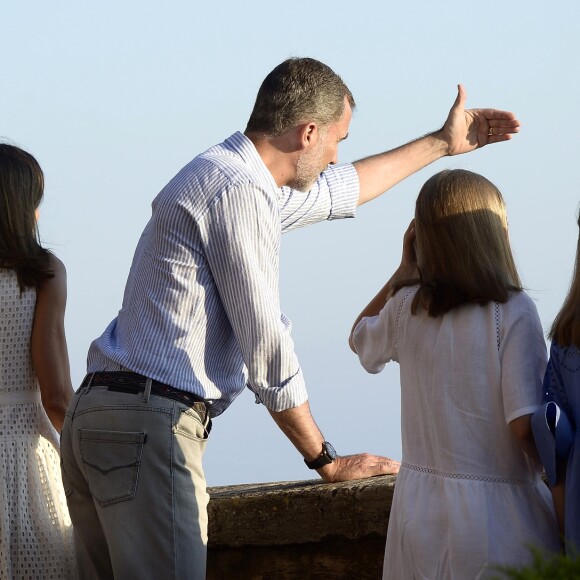 Le roi Felipe VI, la reine Letizia et leurs filles la princesse Leonor des Asturies (robe bleue) et l'infante Sofia ont rencontré les médias le 29 juillet 2018 au palais royal de la Almudaina à Palma de Majorque lors de leur traditionnel rendez-vous à l'occasion du début de leurs vacances d'été.