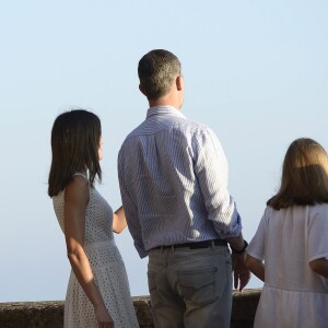 Le roi Felipe VI, la reine Letizia et leurs filles la princesse Leonor des Asturies (robe bleue) et l'infante Sofia ont rencontré les médias le 29 juillet 2018 au palais royal de la Almudaina à Palma de Majorque lors de leur traditionnel rendez-vous à l'occasion du début de leurs vacances d'été.