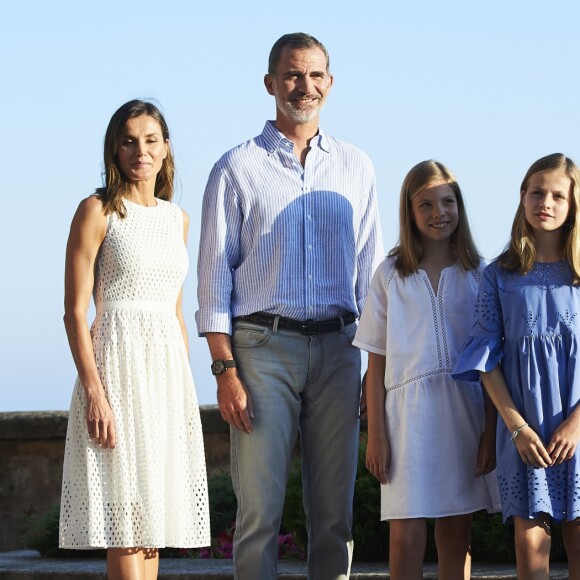 Le roi Felipe VI, la reine Letizia et leurs filles la princesse Leonor des Asturies (robe bleue) et l'infante Sofia ont rencontré les médias le 29 juillet 2018 au palais royal de la Almudaina à Palma de Majorque lors de leur traditionnel rendez-vous à l'occasion du début de leurs vacances d'été.