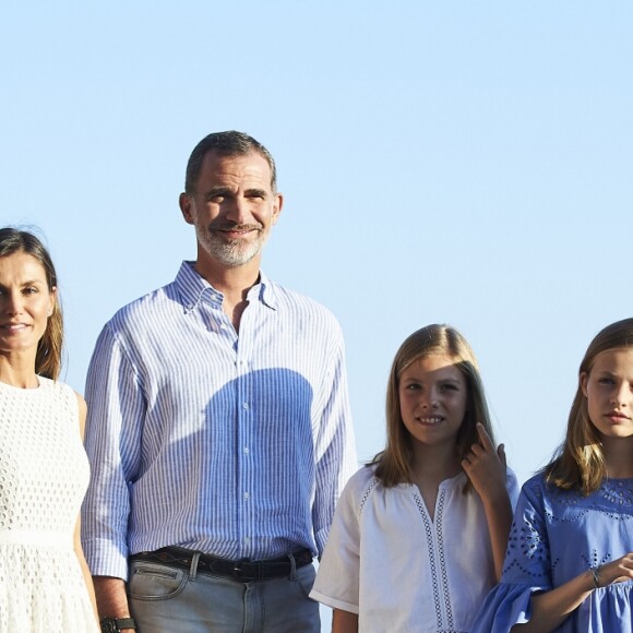 Le roi Felipe VI, la reine Letizia et leurs filles la princesse Leonor des Asturies (robe bleue) et l'infante Sofia ont rencontré les médias le 29 juillet 2018 au palais royal de la Almudaina à Palma de Majorque lors de leur traditionnel rendez-vous à l'occasion du début de leurs vacances d'été.