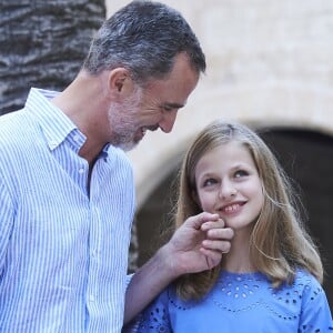 Instant de complicité entre Felipe et son héritière, Leonor. Le roi Felipe VI, la reine Letizia et leurs filles la princesse Leonor des Asturies (robe bleue) et l'infante Sofia ont rencontré les médias le 29 juillet 2018 au palais royal de la Almudaina à Palma de Majorque lors de leur traditionnel rendez-vous à l'occasion du début de leurs vacances d'été.