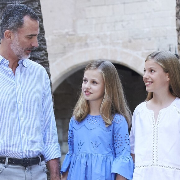 Le roi Felipe VI, la reine Letizia et leurs filles la princesse Leonor des Asturies (robe bleue) et l'infante Sofia ont rencontré les médias le 29 juillet 2018 au palais royal de la Almudaina à Palma de Majorque lors de leur traditionnel rendez-vous à l'occasion du début de leurs vacances d'été.