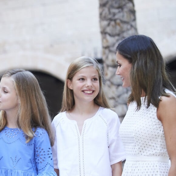 Le roi Felipe VI, la reine Letizia et leurs filles la princesse Leonor des Asturies (robe bleue) et l'infante Sofia ont rencontré les médias le 29 juillet 2018 au palais royal de la Almudaina à Palma de Majorque lors de leur traditionnel rendez-vous à l'occasion du début de leurs vacances d'été.