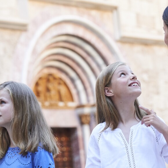 Le roi Felipe VI, la reine Letizia et leurs filles la princesse Leonor des Asturies (robe bleue) et l'infante Sofia ont rencontré les médias le 29 juillet 2018 au palais royal de la Almudaina à Palma de Majorque lors de leur traditionnel rendez-vous à l'occasion du début de leurs vacances d'été.