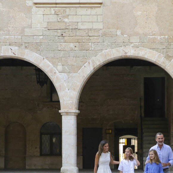 Le roi Felipe VI, la reine Letizia et leurs filles la princesse Leonor des Asturies (robe bleue) et l'infante Sofia ont rencontré les médias le 29 juillet 2018 au palais royal de la Almudaina à Palma de Majorque lors de leur traditionnel rendez-vous à l'occasion du début de leurs vacances d'été.