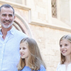 Le roi Felipe VI, la reine Letizia et leurs filles la princesse Leonor des Asturies (robe bleue) et l'infante Sofia ont rencontré les médias le 29 juillet 2018 au palais royal de la Almudaina à Palma de Majorque lors de leur traditionnel rendez-vous à l'occasion du début de leurs vacances d'été.