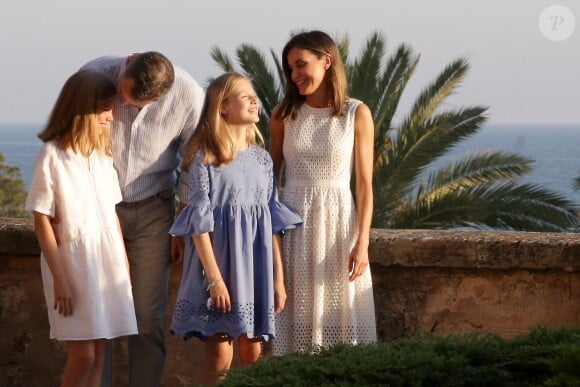 Le roi Felipe VI d'Esapgne, la reine Letizia et leurs filles la princesse Leonor des Asturies (robe bleue) et l'infante Sofia ont rencontré les médias le 29 juillet 2018 au palais royal de la Almudaina à Palma de Majorque lors de leur traditionnel rendez-vous à l'occasion du début de leurs vacances d'été.
