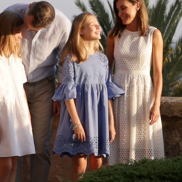 Le roi Felipe VI d'Esapgne, la reine Letizia et leurs filles la princesse Leonor des Asturies (robe bleue) et l'infante Sofia ont rencontré les médias le 29 juillet 2018 au palais royal de la Almudaina à Palma de Majorque lors de leur traditionnel rendez-vous à l'occasion du début de leurs vacances d'été.