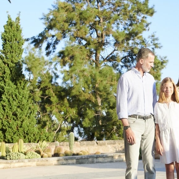 Le roi Felipe VI, la reine Letizia et leurs filles la princesse Leonor des Asturies (robe bleue) et l'infante Sofia ont rencontré les médias le 29 juillet 2018 au palais royal de la Almudaina à Palma de Majorque lors de leur traditionnel rendez-vous à l'occasion du début de leurs vacances d'été.