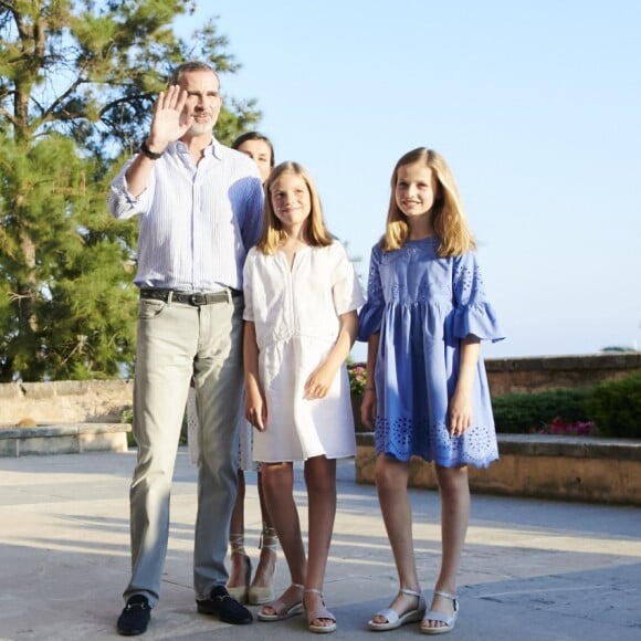 Le roi Felipe VI, la reine Letizia et leurs filles la princesse Leonor des Asturies (robe bleue) et l'infante Sofia ont rencontré les médias le 29 juillet 2018 au palais royal de la Almudaina à Palma de Majorque lors de leur traditionnel rendez-vous à l'occasion du début de leurs vacances d'été.