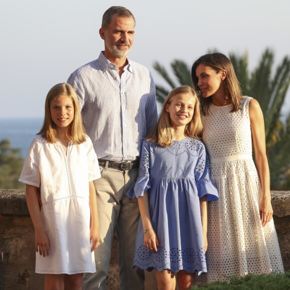 Le roi Felipe VI, la reine Letizia et leurs filles la princesse Leonor des Asturies (robe bleue) et l'infante Sofia ont rencontré les médias le 29 juillet 2018 au palais royal de la Almudaina à Palma de Majorque lors de leur traditionnel rendez-vous à l'occasion du début de leurs vacances d'été.