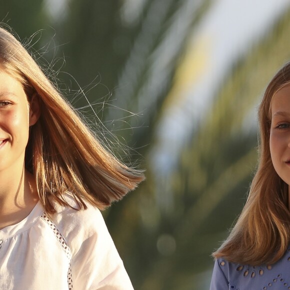 Le roi Felipe VI, la reine Letizia et leurs filles la princesse Leonor des Asturies (robe bleue) et l'infante Sofia ont rencontré les médias le 29 juillet 2018 au palais royal de la Almudaina à Palma de Majorque lors de leur traditionnel rendez-vous à l'occasion du début de leurs vacances d'été.