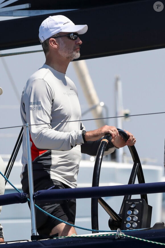 Le roi Felipe VI d'Espagne lors de la 37e Copa del Rey à bord de son bateau Aifos à Palma de Majorque le 30 juillet 2018