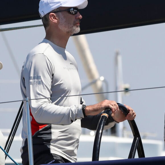 Le roi Felipe VI d'Espagne lors de la 37e Copa del Rey à bord de son bateau Aifos à Palma de Majorque le 30 juillet 2018