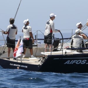 Le roi Felipe VI d'Espagne lors de la 37e Copa del Rey à bord de son bateau Aifos à Palma de Majorque le 30 juillet 2018