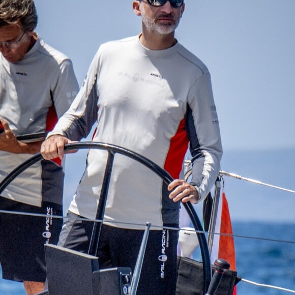 Le roi Felipe VI d'Espagne lors de la 37e Copa del Rey à bord de son bateau Aifos à Palma de Majorque le 30 juillet 2018