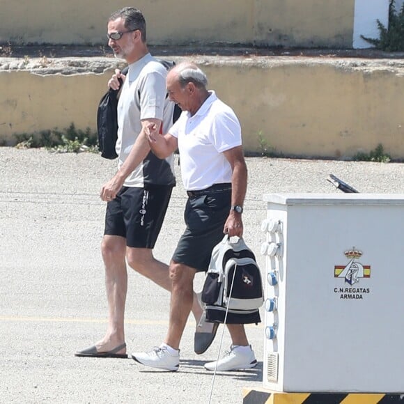 Le roi Felipe VI d'Espagne arrive à bord de son bateau Aifos lors de ses vacances à Majorque le 29 juillet 2018