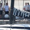 Le roi Felipe VI d'Espagne arrive à bord de son bateau Aifos lors de ses vacances à Majorque le 29 juillet 2018