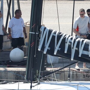 Le roi Felipe VI d'Espagne arrive à bord de son bateau Aifos lors de ses vacances à Majorque le 29 juillet 2018