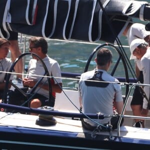 Le roi Felipe VI d'Espagne arrive à bord de son bateau Aifos lors de ses vacances à Majorque le 29 juillet 2018