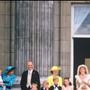 Le prince Andrew et Sarah Ferguson au balcon du palais de Buckingham avec la famille royale lors de leur mariage le 21 juillet 1986
