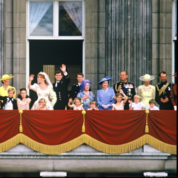 Le prince Andrew et Sarah Ferguson au balcon du palais de Buckingham avec la famille royale lors de leur mariage le 21 juillet 1986