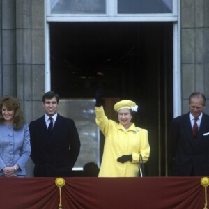 Sarah Ferguson, le prince Andrew, la reine Elizabeth II et le duc d'Edimbourg au balcon du palais de Buckingham le 21 avril 1986 pour le 60e anniversaire de Sa Majesté.