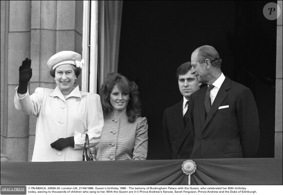 La reine Elizabeth II, Sarah Ferguson, alors fiancée au prince Andrew, et le duc d'Edimbourg au balcon du palais de Buckingham le 21 avril 1986 pour le 60e anniversaire de Sa Majesté.