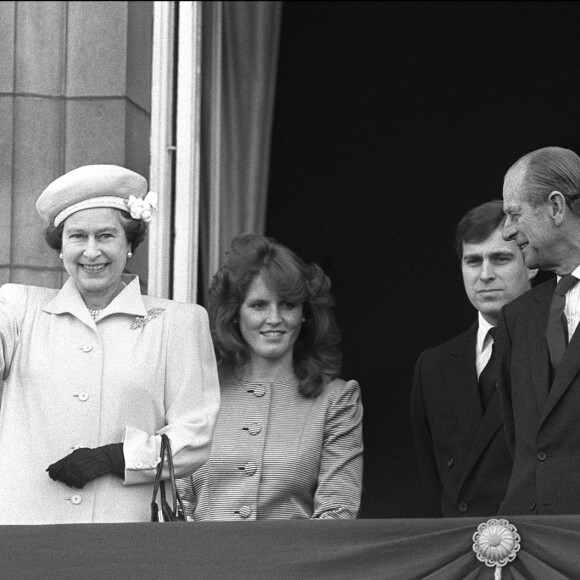 La reine Elizabeth II, Sarah Ferguson, alors fiancée au prince Andrew, et le duc d'Edimbourg au balcon du palais de Buckingham le 21 avril 1986 pour le 60e anniversaire de Sa Majesté.