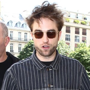 Robert Pattinson se rend au défilé Dior à Paris à l'occasion de la Fashion Week Printemps été 2019 le 22 juin 2018